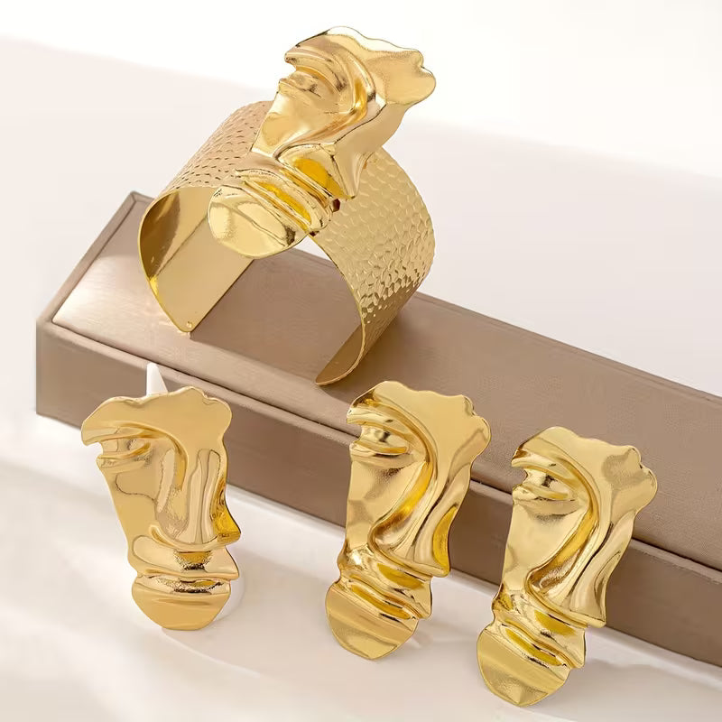 OFERTA ESPECIAL! SET DORADA™ — Aretes + Brazalete + Anillo | Arte Escultórico | Baño Oro 18k