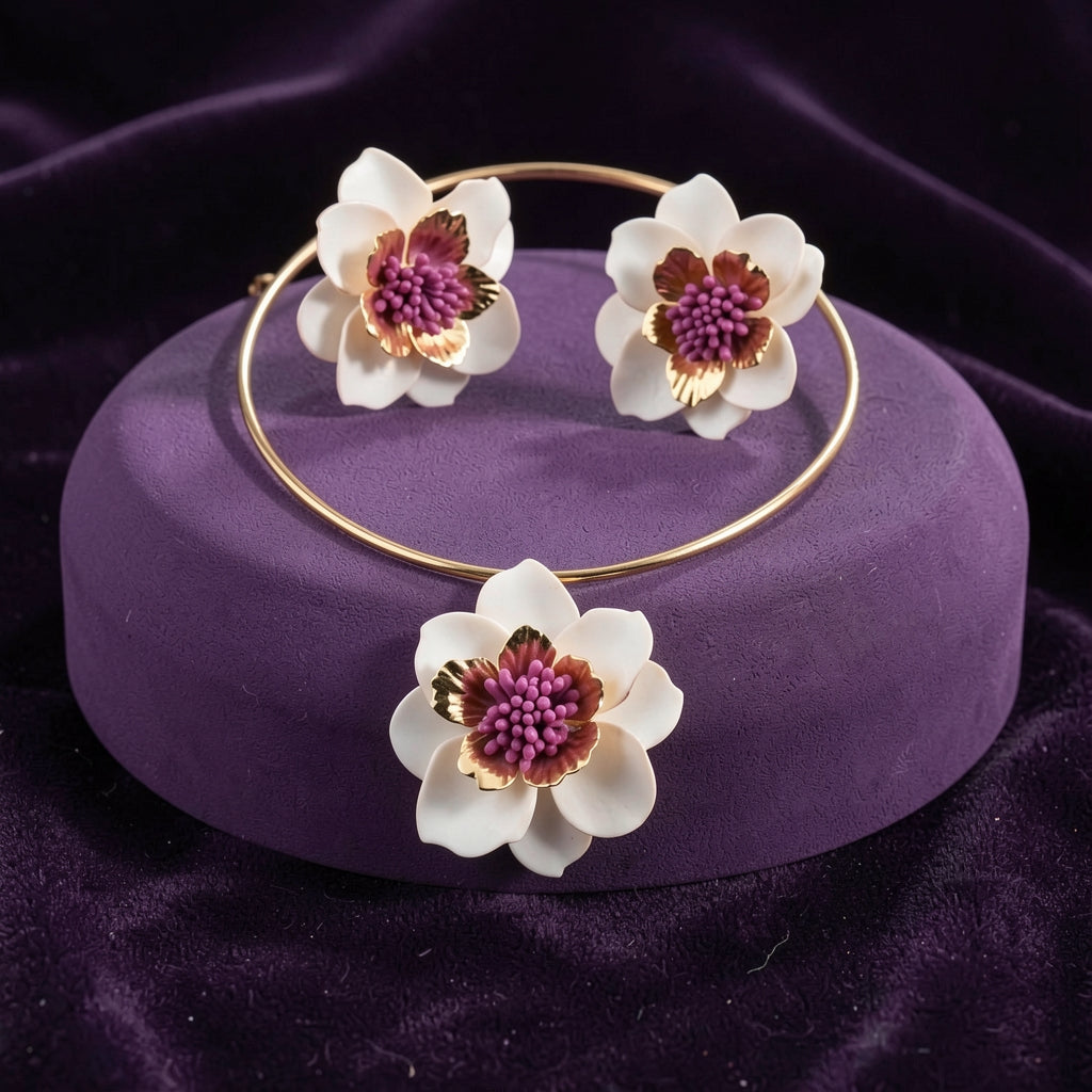 SET FLEUR DE SOIE™ · Collar Rígido + Aretes Flor · Baño Oro 18K