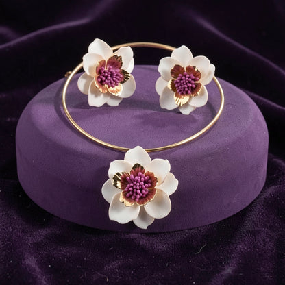 SET FLEUR DE SOIE™ · Collar Rígido + Aretes Flor · Baño Oro 18K