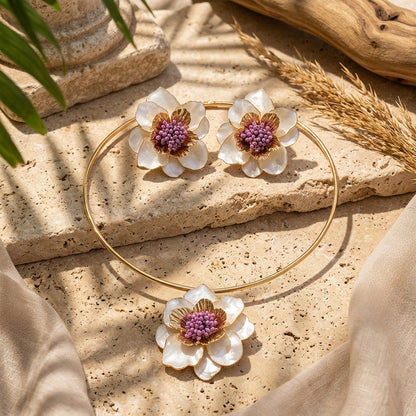 SET FLEUR DE SOIE™ · Collar Rígido + Aretes Flor · Baño Oro 18K