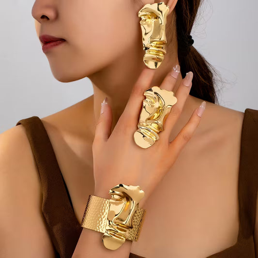 OFERTA ESPECIAL! SET DORADA™ — Aretes + Brazalete + Anillo | Arte Escultórico | Baño Oro 18k