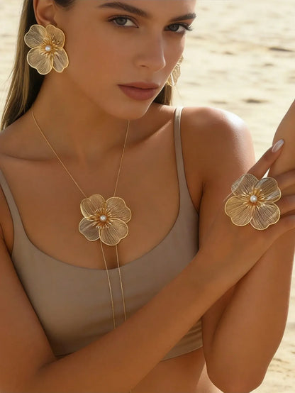 SET FLEUR D'OR™ · Aretes + Collar + Anillo Flor Dorada con Perla