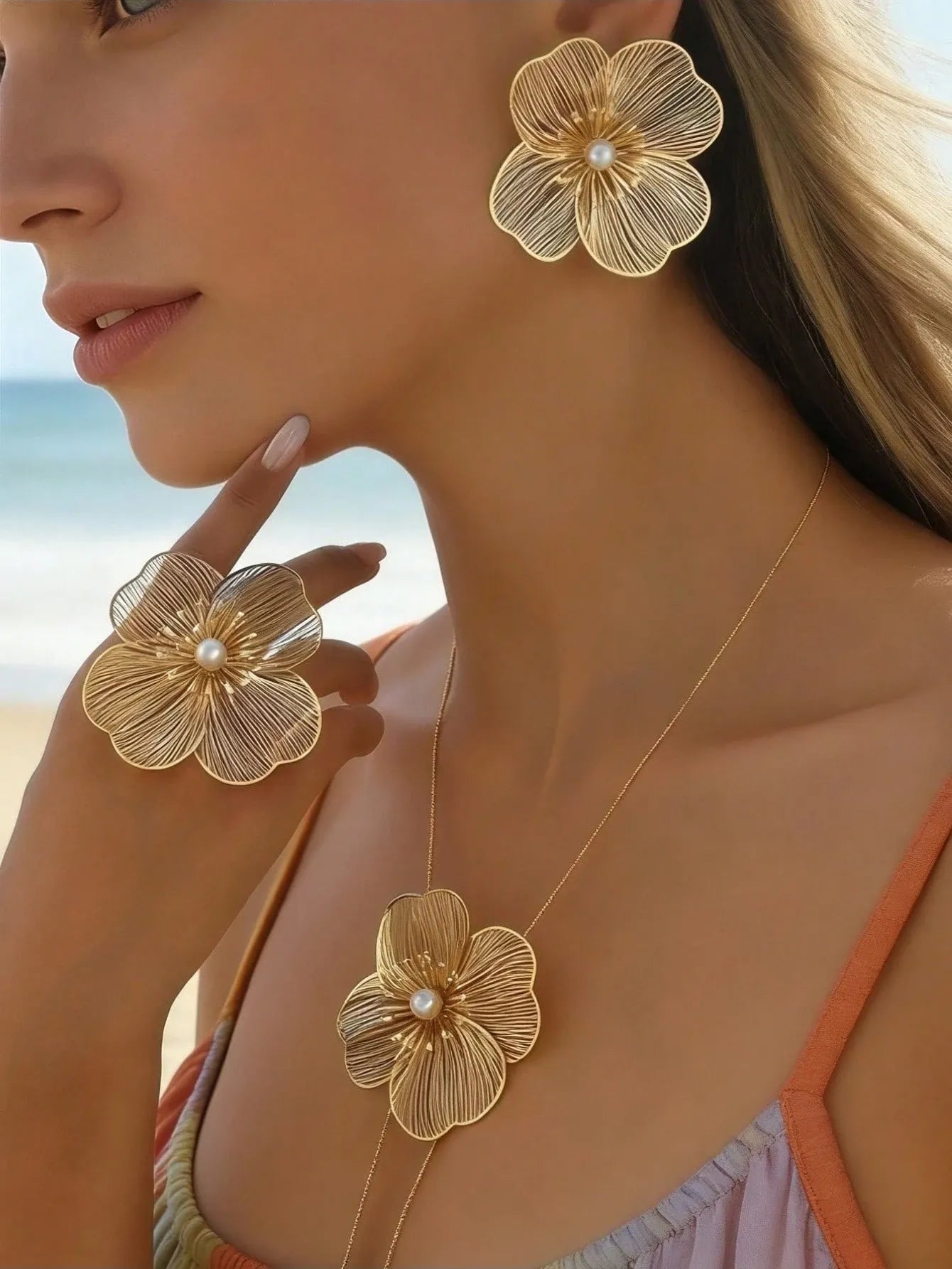 SET FLEUR D'OR™ · Aretes + Collar + Anillo Flor Dorada con Perla