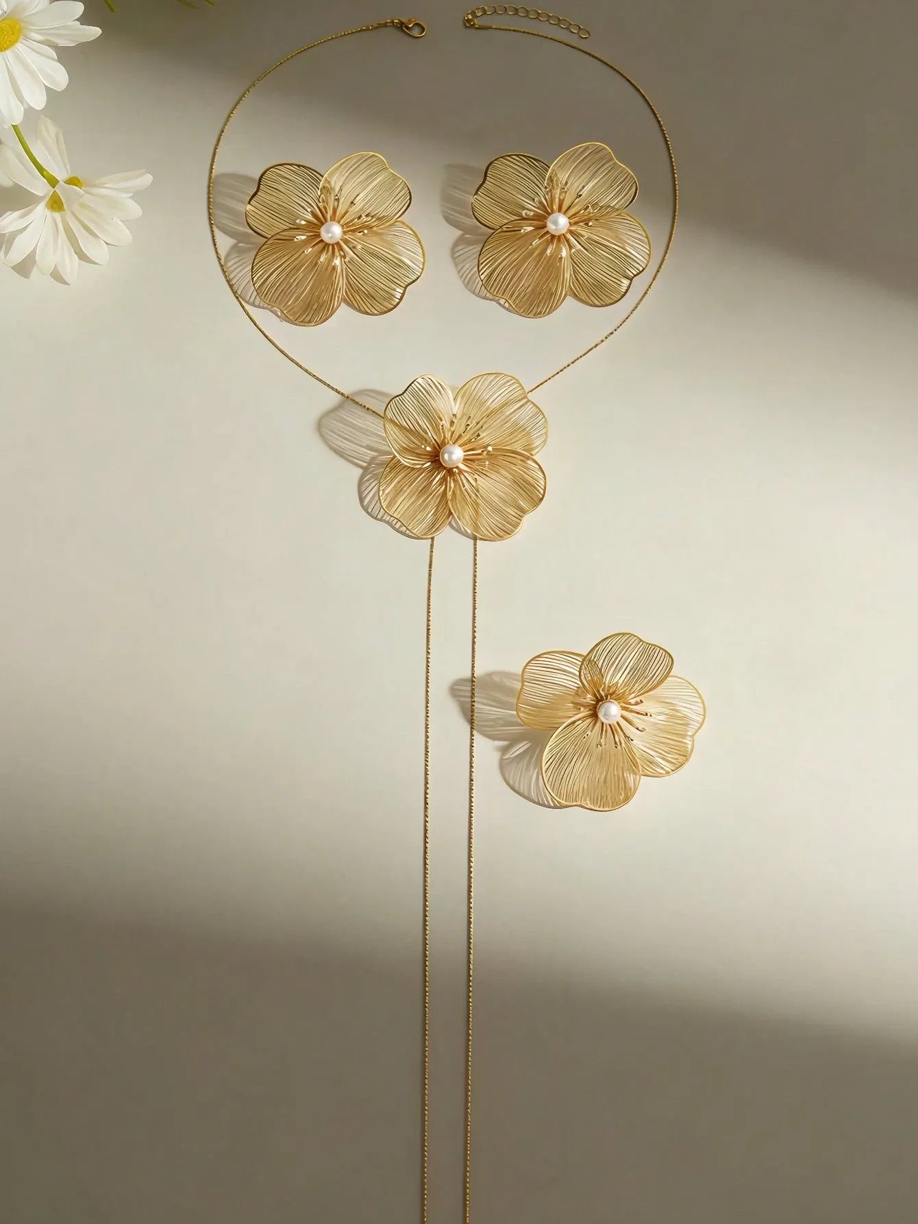 SET FLEUR D'OR™ · Aretes + Collar + Anillo Flor Dorada con Perla